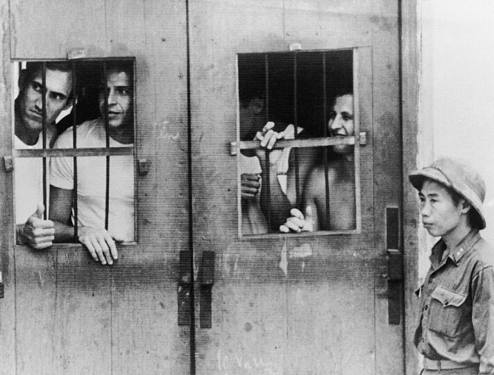 Im März 1973 schoss Faas dieses Bild amerikanischer Kriegsgefangener. Im letzten Internierungslager in Ly Nam De Street in Hanoi, Nordvietnam, blicken sie durch verriegelte Holztüren.
