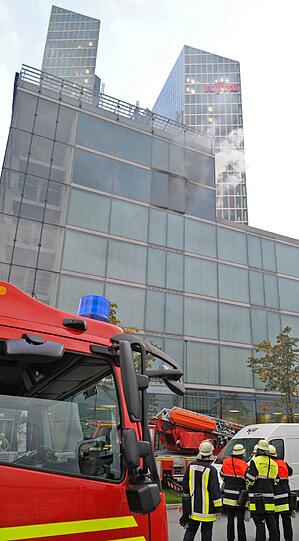 Die Feuerwehr bringt den Brand schnell unter Kontrolle, doch der Schaden ist groß. Eine Person wird außerdem leicht verletzt.