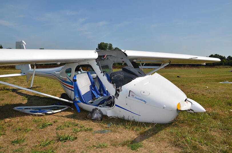 Die Bilder vom Absturzort: Ein Leichtflugzeug ist kurz nach dem Start wieder auf dem Boden aufgeschlagen.