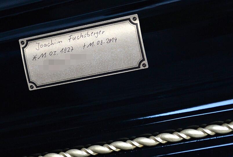 Joachim Blacky Fuchsberger wird im Sarg abtransportiert: Bilder vor seiner Villa in Grünwald bei München.