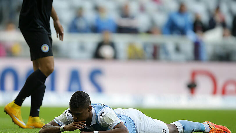 Bauchlandung: Löwen-Spieler Rubin Okotie während des Spiels gegen Eintracht Braunschweig. Bauchlandung: Löwen-Spieler Rubin Okotie während des Spiels gegen Eintracht Braunschweig.