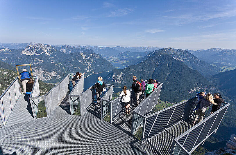 5 Fingers heißt die Aussichtsplattform im Dachsteingebirge. Ein sinniger Name, denn die fünf Wege des Skywalks, die über den Abgrund ragen, ähneln der Form einer Hand.