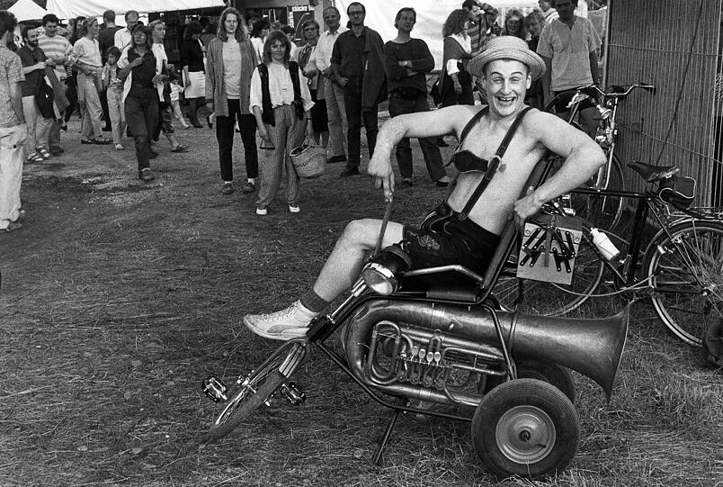 Das Tollwood ist aus München nicht mehr wegzudenken, selbst Trachtler werden 1990 gesichtet &mdash; auf einer fahrbaren Tuba.