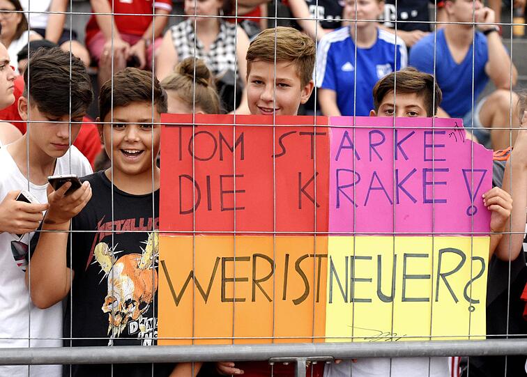 Schützenfest und Fanbetreuung: Die Bayern begeistern in Erlangen. Die Bilder vom Testspiel.