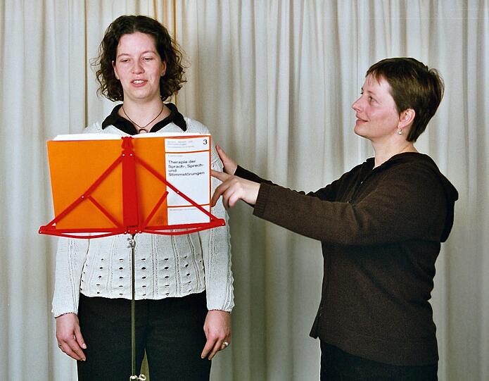 Wenn die Stimme versagt, kann der Logopäde dem Patienten mit verschiedenen Techniken helfen.