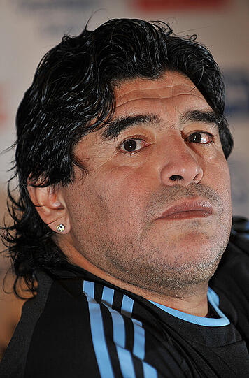 Fußballspieler Diego Maradona: Auf Drogenexzesse des einstigen Weltstars folgt ein Herzinfarkt, 2004 wird er mit Lungenentzündung, Herzschwäche, Atemnot und Diabetes in eine Klinik in Buenos Aires eingeliefert.