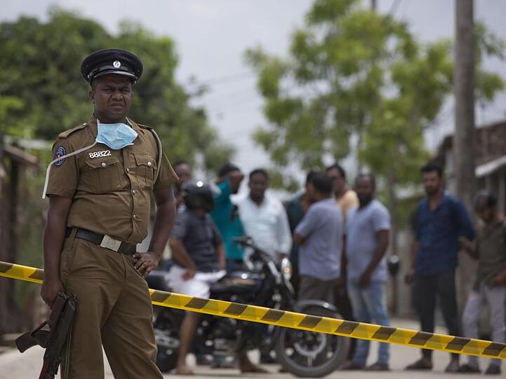 Ein Polizist bewacht einen Tatort in Kalmunai. Nach den verheerenden Osteranschlägen in Sri Lanka hat sich der IS auch zum jüngsten Blutvergießen an der Ostküste des Landes bekannt.
