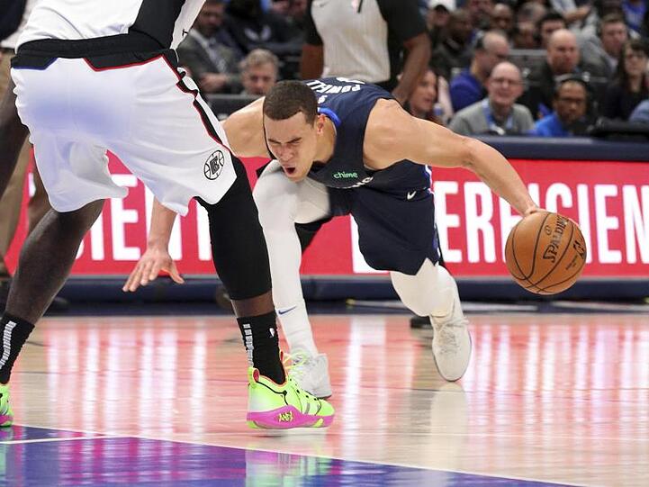 Dallas Mavericks Stürmer Dwight Powell stolpert und verletzt sich.