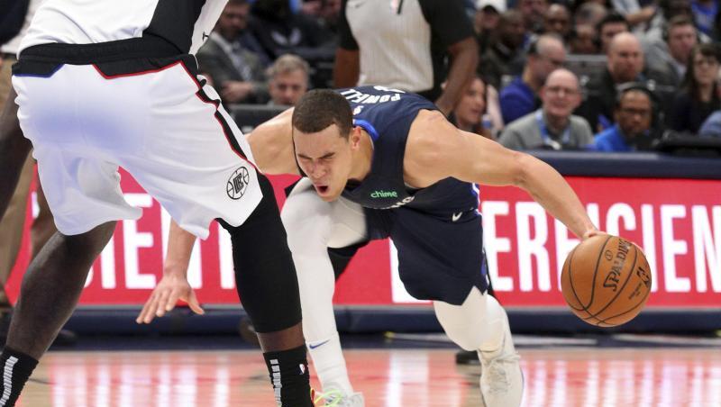 Dallas Mavericks Stürmer Dwight Powell stolpert und verletzt sich. Dallas Mavericks Stürmer Dwight Powell stolpert und verletzt sich.