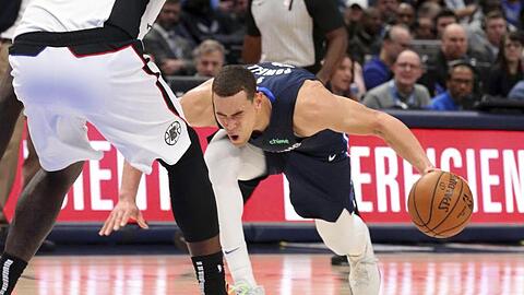 Dallas Mavericks Stürmer Dwight Powell stolpert und verletzt sich.