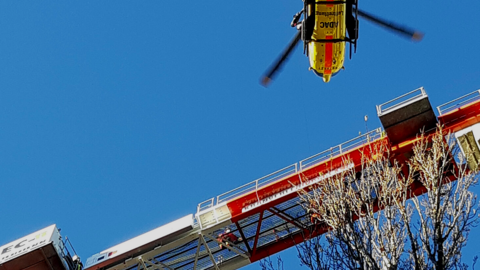Auf dem Baukran wurde ein Monteur nach einem Stromschlag bewusstlos. Feuerwehr und ein Rettungshubschrauber waren im Einsatz.
