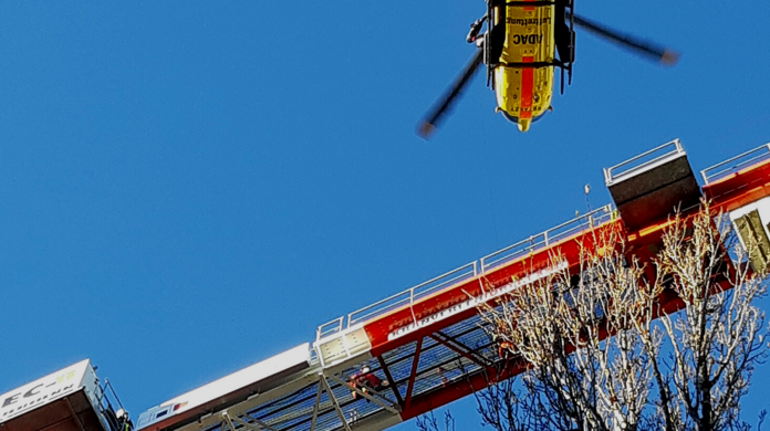 Auf dem Baukran wurde ein Monteur nach einem Stromschlag bewusstlos. Feuerwehr und ein Rettungshubschrauber waren im Einsatz.