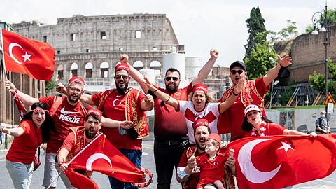 Türkische Fans stimmen sich vor dem Colosseum in Rom auf das Spiel ein.