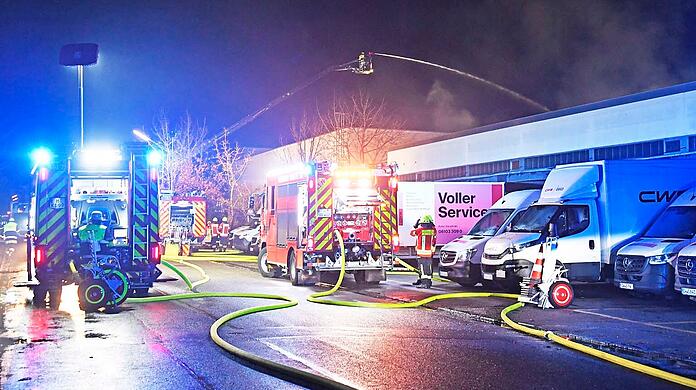 Etwa 100 Feuerwehrler waren in der Nacht in Kirchheim bei München im Einsatz.