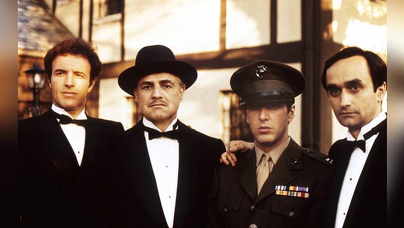 Die Corleones (v.l.n.r.): Sonny (James Caan), Vito (Marlon Brando), Michael Corleone (Al Pacino) und Fredo (John Cazale). Die Corleones (v.l.n.r.): Sonny (James Caan), Vito (Marlon Brando), Michael Corleone (Al Pacino) und Fredo (John Cazale).