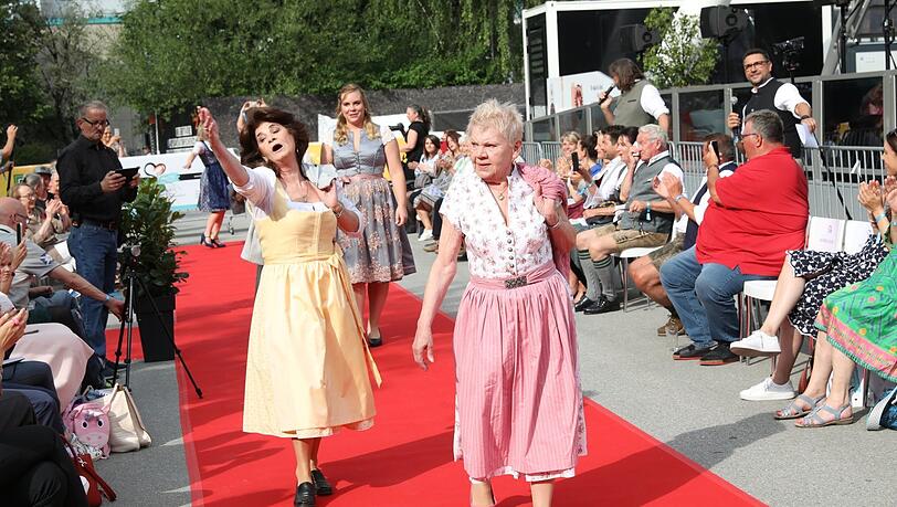 Bei so schicker Tracht kann man schon einmal eine große Geste bemühen. Bei so schicker Tracht kann man schon einmal eine große Geste bemühen.