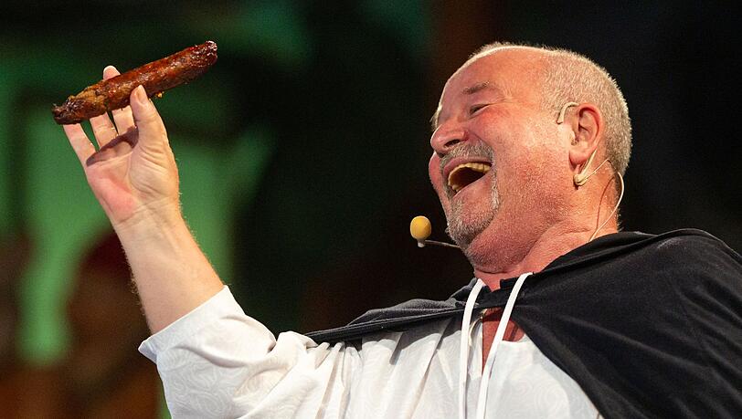Vor dem Boxkampf um die älteste Bratwurstküche ein bisschen nachgestellte Geschichte: Probst Johann von Siebeleben soll 1404 erstmals eine Bratwurst erwähnt haben. Bernd Plachter spielte ihn nun.