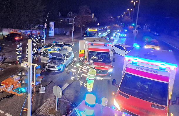 Die Rettungskr&auml;fte am fr&uuml;hen Sonntagabend an der Unfallstele im M&uuml;nchner Norden.