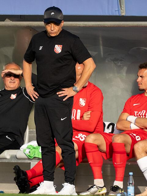 Havelse und Trainer Samir Ferchichi (2.v.l) k&ouml;nnten nun doch im Profifu&szlig;ball bleiben. (Archivbild)
