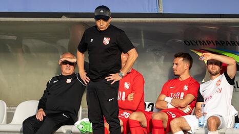 Havelse und Trainer Samir Ferchichi (2.v.l) k&ouml;nnten nun doch im Profifu&szlig;ball bleiben. (Archivbild)