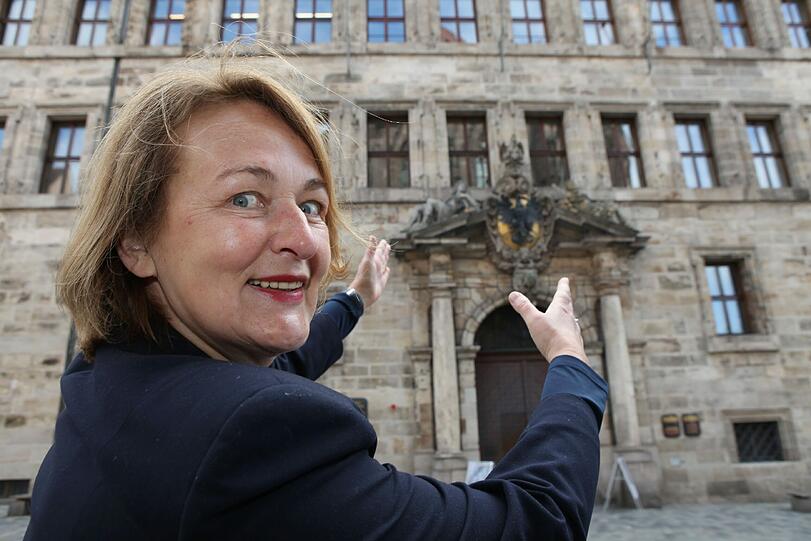 Ingrid Petermann ist seit 38 Jahren Gästeführerin. Egal, ob die Sonne scheint, es regnet oder schneit &ndash; auf ihre tägliche Führung will die 59-jährige Hausfrau nicht verzichten: &bdquo;Es macht mir großen Spaß, mein Wissen mit anderen zu teilen, außerdem halten mich die Stadtrundgänge fit.&ldquo; Besonders gerne erklärt sie den Touristen das Nürnberger Rathaus. &bdquo;Dort werden seit vielen Jahrhunderten die Geschicke der Stadt gelenkt.&ldquo; Bei der Führung &bdquo;Von Ratsherren und Stadträten&ldquo; können die Besucher einen Blick hinter die prachtvolle Renaissance-Fassade werfen. Wo heute der Nürnberger Stadtrat unter der Leitung des Oberbürgermeisters kommunalpolitische Entscheidungen trifft, diskutierten zur Zeit der Reichsstadt die Ratsherren. Es geht aber auch hinab in den Untergrund &ndash; in die Lochgefängnisse, die ehemals ein klösterliches Brothaus waren.