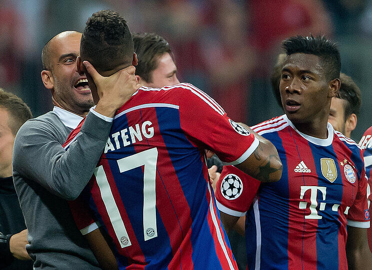 Pep Guardiola freut sich mit Jérôme Boateng nach dem 1:0-Sieg gegen Manchester City