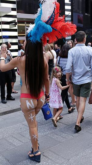 Bemalte Busen am Times Square. Die "Desnudas" sind New Yorks Bürgermeister ein Dorn im Auge.