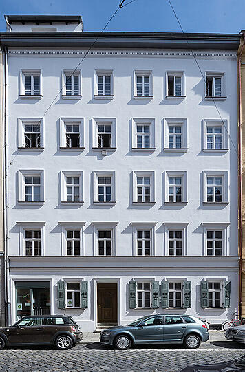 Holzstraße 1: Die Fassade des Mietshauses, das sich Ferdinand Hönig 1878 für eigene Wohnzwecke erbaute, besaß ursprünglich eine reiche Neurenaissance-Gliederung. 1957 hat man die Fassade vereinfacht.