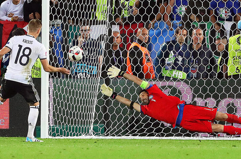 2. Schuss: TONI KROOS, 1:1. Der Champions-League-Sieger trippelt und wirkt etwas unsicher, doch er trifft links über die Fingerspitzen von Gianluigi Buffon hinweg.