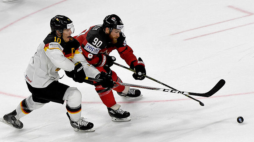 Szene aus dem WM-Viertelfinale Deutschland gegen Kanada (1:2): Christian Ehrhoff verfolgt den Kanadier Ryan O'Reilly (rechts).