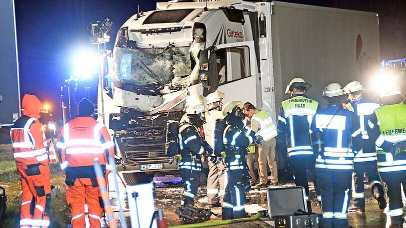 Nachdem der Lkw in den Sicherungsanhänger gekracht war, brannte dieser aus. Die Bilder.