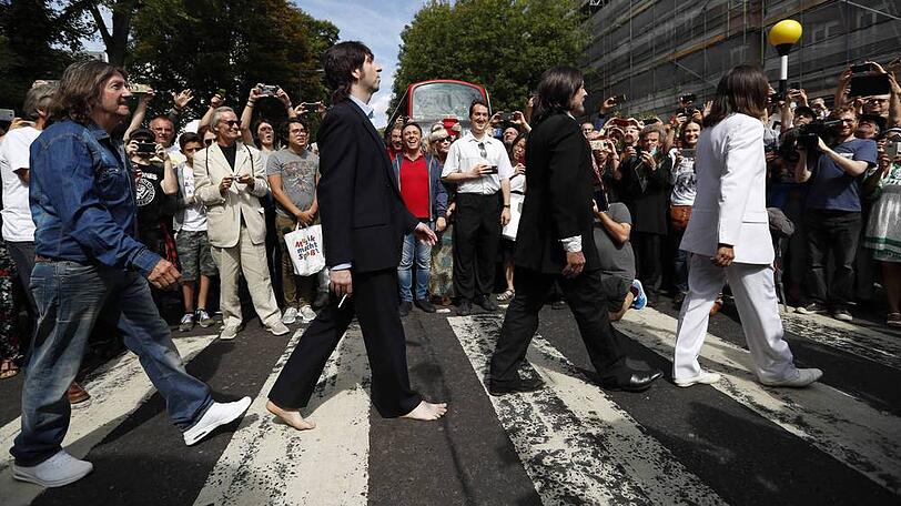 Hunderte Beatles-Fans pilgerten zum berühmten Zebrastreifen, um den 50. Geburtstag des Albums "Abbey Road" zu feiern