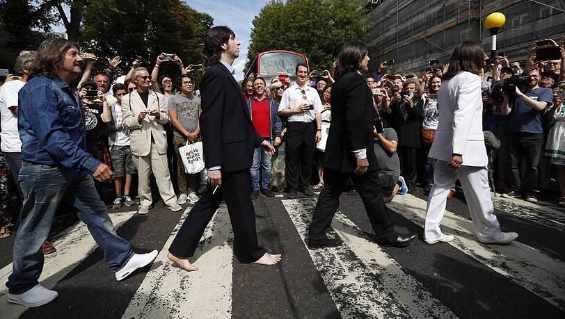 Hunderte Beatles-Fans pilgerten zum berühmten Zebrastreifen, um den 50. Geburtstag des Albums "Abbey Road" zu feiern Hunderte Beatles-Fans pilgerten zum berühmten Zebrastreifen, um den 50. Geburtstag des Albums "Abbey Road" zu feiern
