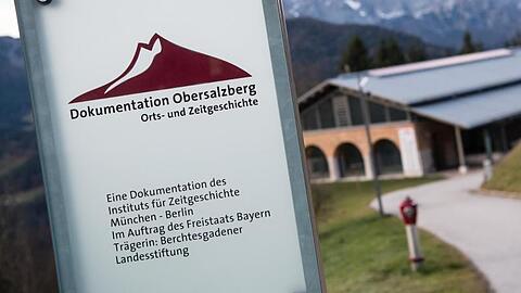 Ein Hinweisschild ist vor dem Dokumentationszentrum Obersalzberg zu sehen. Foto: Matthias Balk/dpa/Archivbild