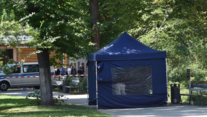 Polizisten sichern in einem Faltpavillon Spuren am Tatort. Polizisten sichern in einem Faltpavillon Spuren am Tatort.