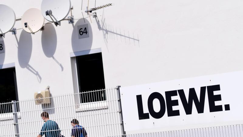 Zwei Mitarbeiter gehen über das Gelände des Elektronikherstellers Loewe in Kronach. Foto: David Ebener/Archivbild Zwei Mitarbeiter gehen über das Gelände des Elektronikherstellers Loewe in Kronach. Foto: David Ebener/Archivbild