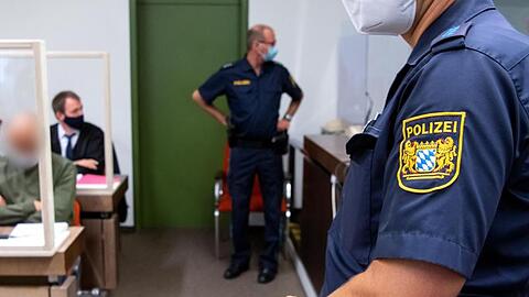 Der Angeklagte (l) und sein Anwalt Rene Bahns (2.v.l) sitzen im Gerichtssaal.