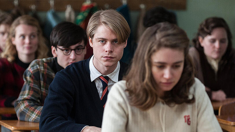 "Das schweigende Klassenzimmer": Kurt (Tom Gramenz) und seine Klassenkameraden halten eine Schweigeminute ab