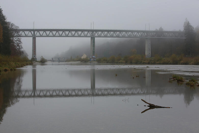 Lange sieht man nichts, doch dann taucht plötzlich aus dem Nebel die Großhesseloher Brücke vor einem auf.