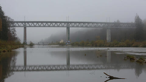Lange sieht man nichts, doch dann taucht plötzlich aus dem Nebel die Großhesseloher Brücke vor einem auf.