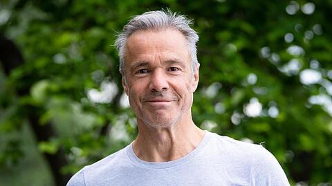 Der Schauspieler Hannes Jaenicke steht bei einem Fototermin in seinem Garten.