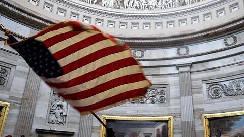 Ein Demonstrant schwenkt im Januar im Inneren des Kapitols die US-Flagge.