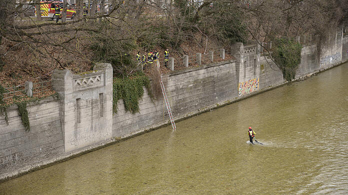 Auch das ist ein Problem: Scooter, die einfach in die Isar geworfen werden. Sie müssen dann von der Feuerwehr geborgen werden.