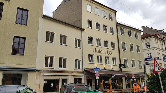 Auf den ersten Blick unscheinbar, aber dennoch schützenswert: die Häuser Ledererstrasse 11 (v. l.) und 13 (mit Hotel).