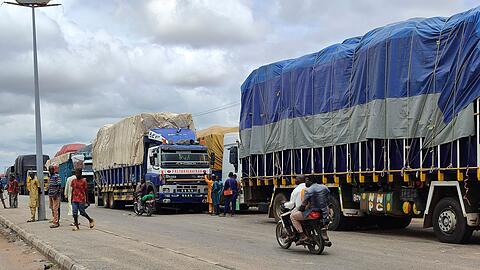 Lastwagen stehen an der Grenze zwischen Nigeria und Niger.