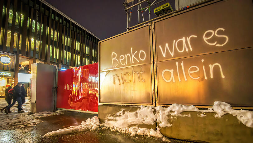 "Benko war es nicht allein", hat jemand auf den Bauzaun der Großbaustelle der Alten Akademie in der Neuhauser Straße gepinselt. "Benko war es nicht allein", hat jemand auf den Bauzaun der Großbaustelle der Alten Akademie in der Neuhauser Straße gepinselt.