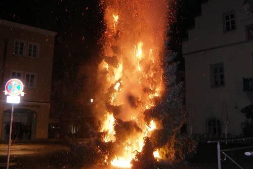 Der zehn Meter hohe Weihnachtsbaum steht in Flammen.