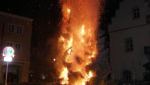 Der zehn Meter hohe Weihnachtsbaum steht in Flammen. Der zehn Meter hohe Weihnachtsbaum steht in Flammen.