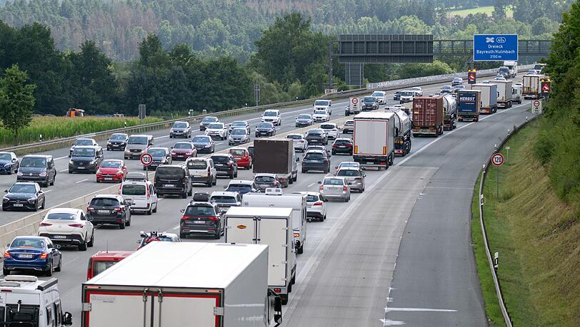 Wegen des langen Wochenendes und der Herbstferien wird mit Staus vor allem an den Samstagen im Oktober gerechnet. (Archivbild)