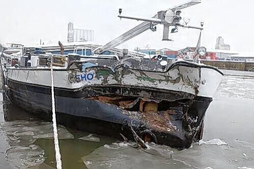 Der verbeulte Bug des Frachters nach dem Zusammenstoß im Nürnberger Hafen.